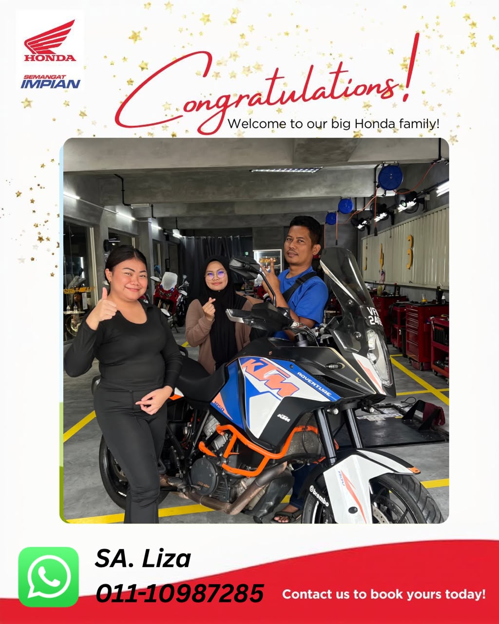Pelanggan bersama motornya di bengkel M.P. Goh Motors bersama SA Liza