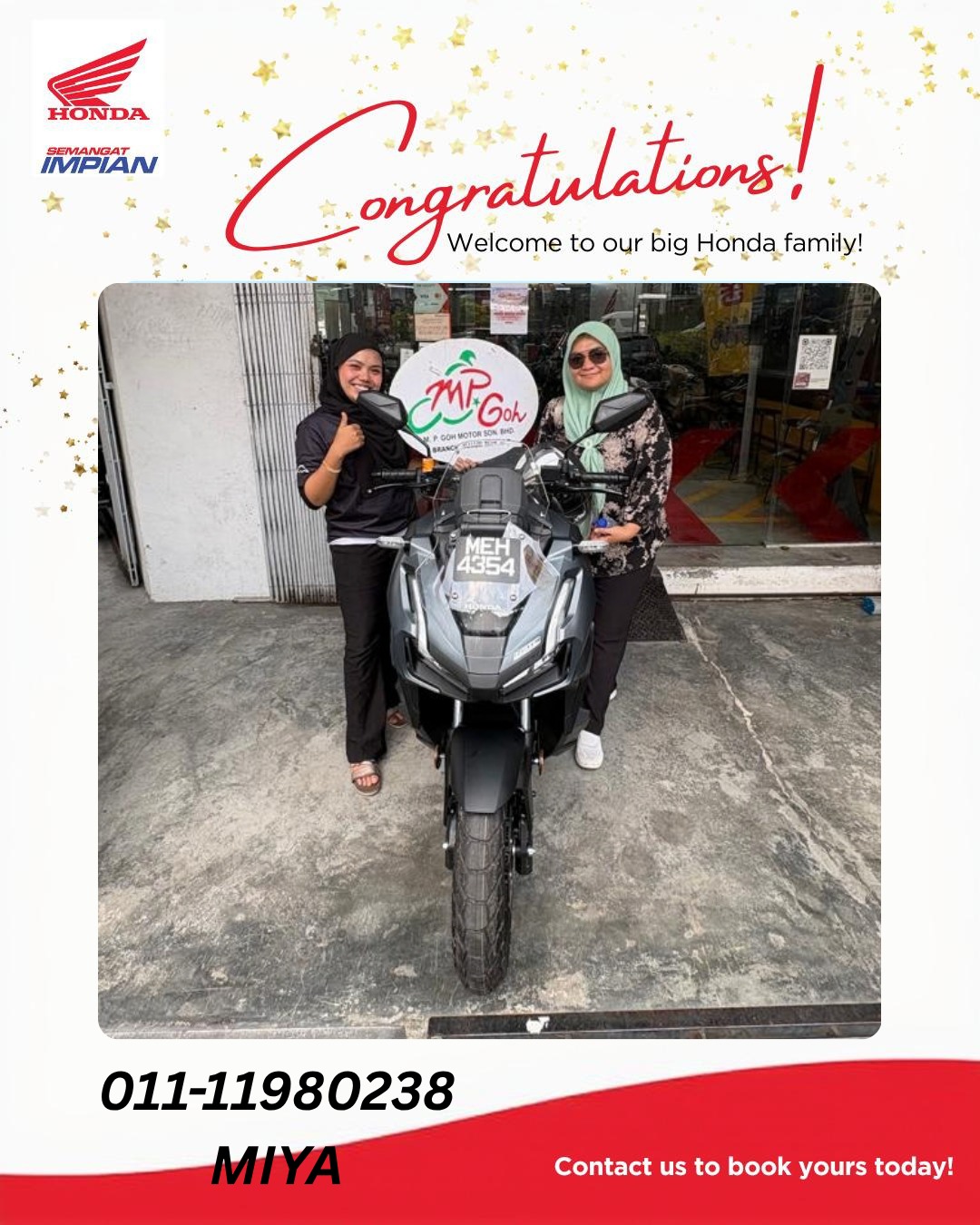 Pelanggan Honda ADV 160 bersama Miya di showroom M.P. Goh